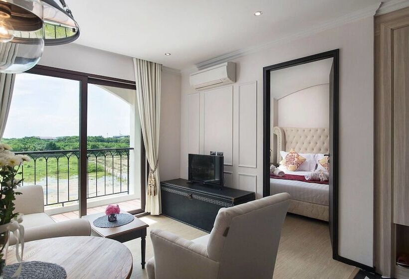 Номер Deluxe, The Symphony Suites Pattaya