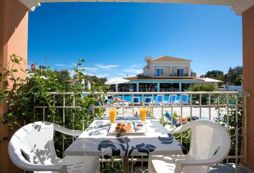 اتاق استاندارد سه تخته با چشم‌انداز استخر, Kavos Plaza