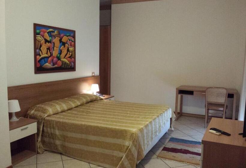 اتاق ساده سه‌ نفره, Thairè Resort