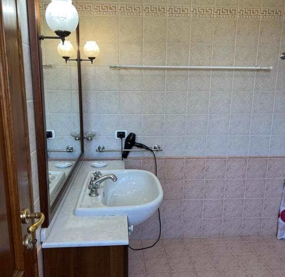 اتاق لوکس سه تخته, B&b Villa Sabrina