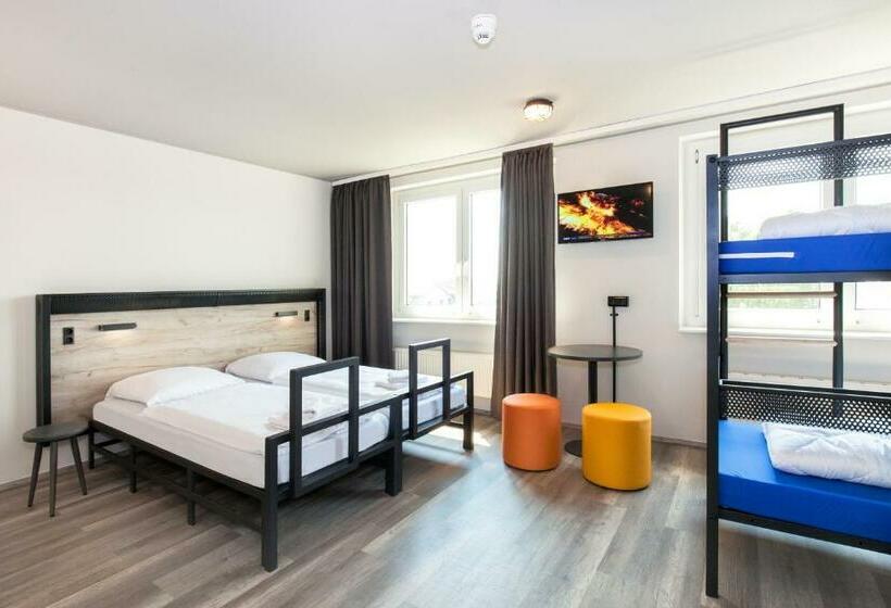 Номер Стандарт Трехместный, a&o Frankfurt Ostend