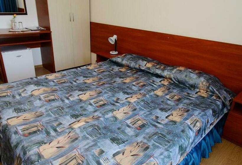 Quarto Triplo Estandar Vista Jardim, Zdravets   Free Parking