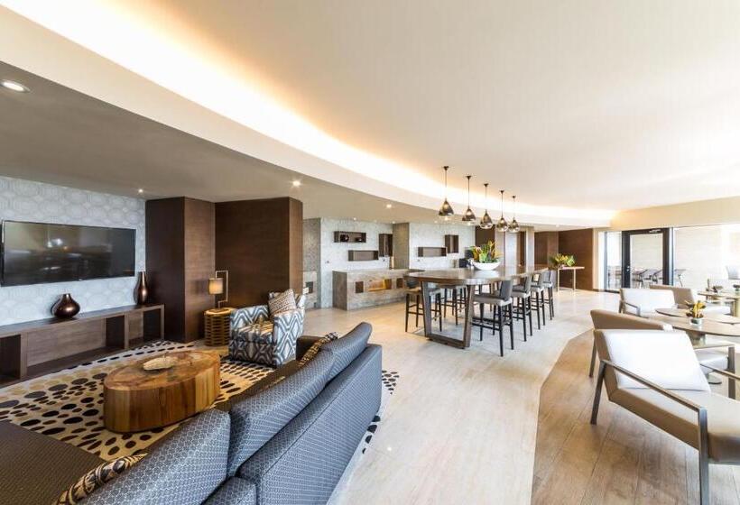 اتاق اجرایی با تخت بزرگ, Radisson Collection Hotel Bamako