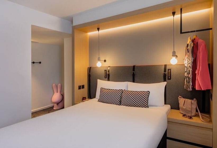 Номер Deluxe, Assembly Leicester Square