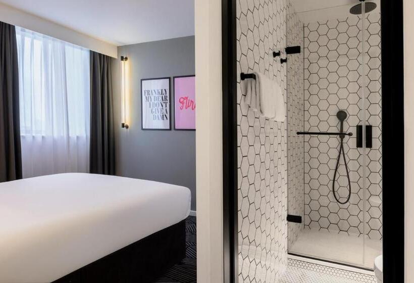 Номер Deluxe, Assembly Leicester Square