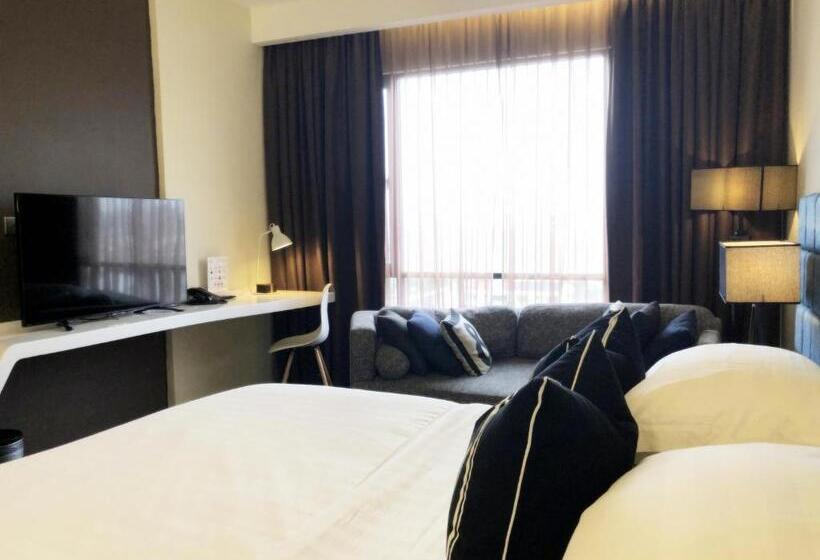 Номер Deluxe Кровать Кинг, M Roof Hotel & Residences