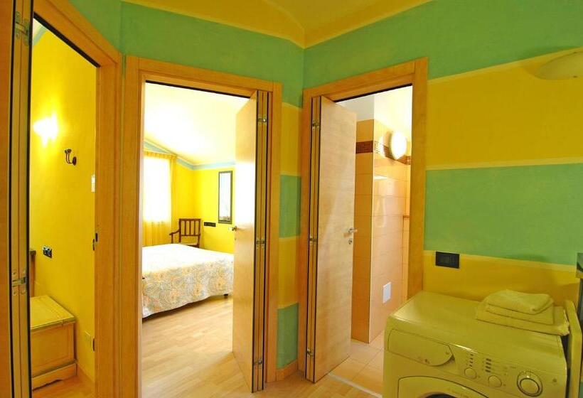 Апартаменты 2 Спальни, World Village Apartments