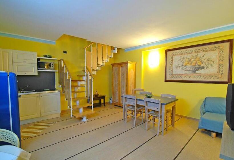 Апартаменты 2 Спальни, World Village Apartments