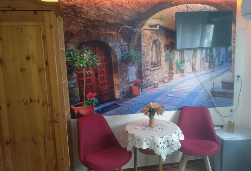 اتاق اکونومی, Margaréta Panzió