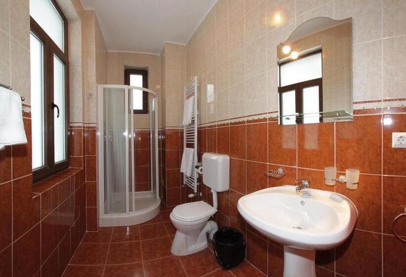 جناح سينيور, Vila Acvila