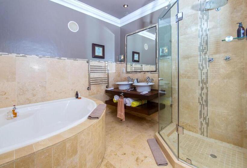 Standard Szoba King Size Bed, Alexander Guest House