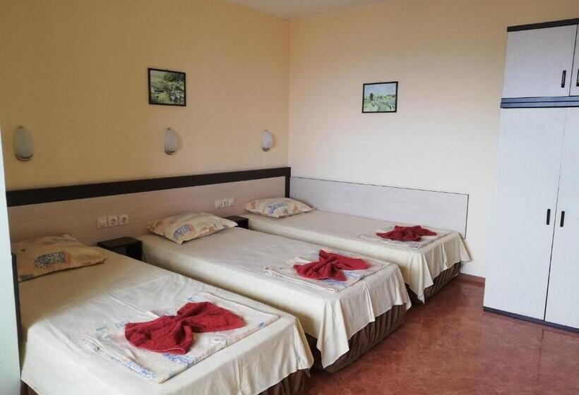 Трехместный Номер Стандарт с Балконом, Guest House Stoyanovi