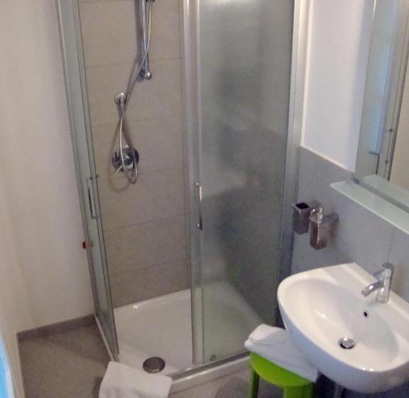 اتاق استاندارد سه نفره, Iride Guest House