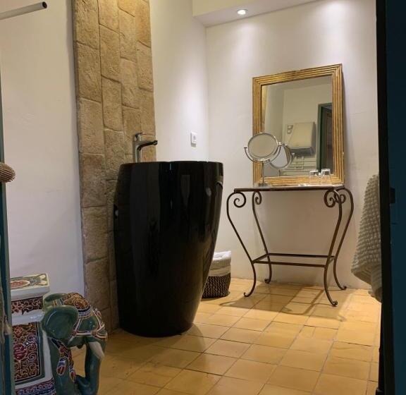 סוויטת ג'וניור, Domaine D Angouire