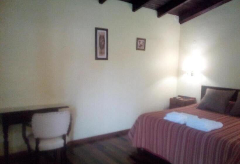 Quarto Triplo Estandar, Las Azaleas