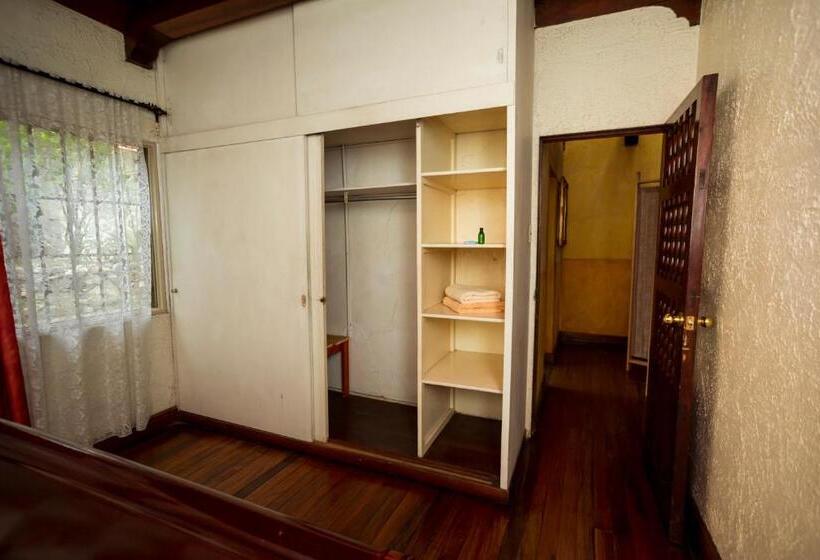 سوییت, Casa De Piedra Escazú