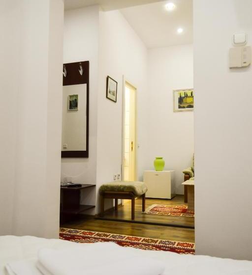 سوئیت کلاسیک, Casa Transilvania