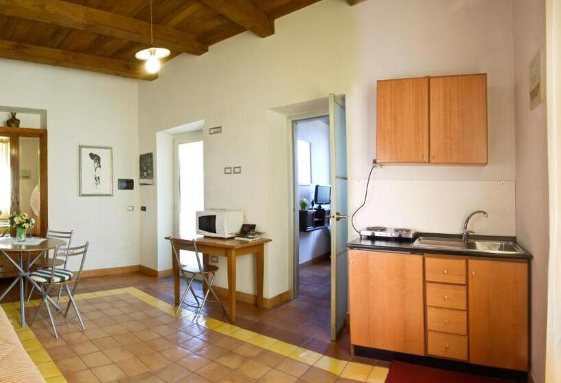 带露台的小型套房, Agriturismo Villa Lupara