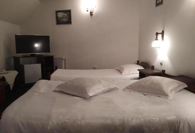 اتاق لوکس خانوادگی, Pensiunea Millenium Sibiu With Parking   Motorcycle Friendly Travel Routes
