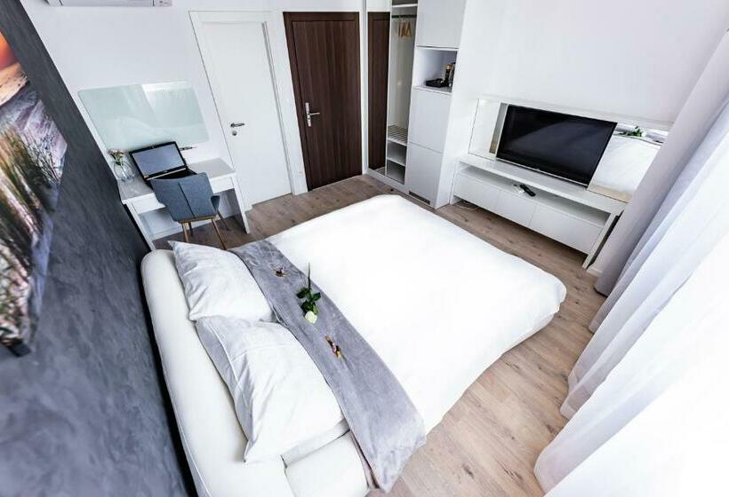 اتاق کلاس بیزنس, More Than Accommodation
