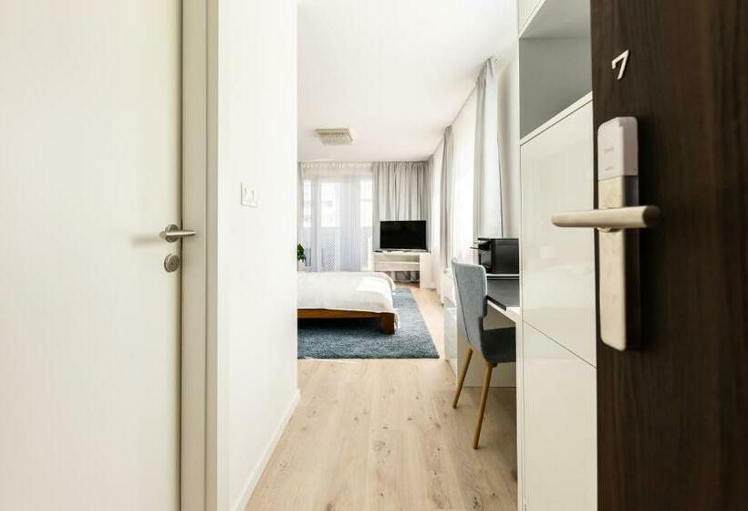 اتاق کلاس بیزنس, More Than Accommodation