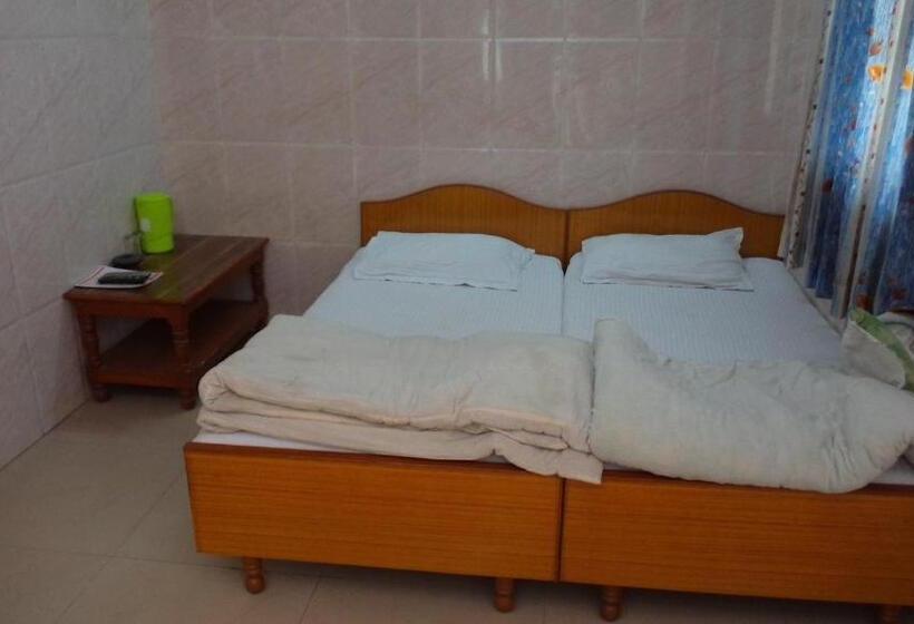 Economy Triple Room, Chandra Lokk