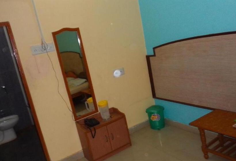 Economy Triple Room, Chandra Lokk