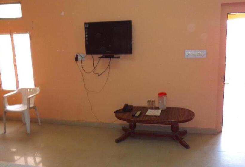 Economy Triple Room, Chandra Lokk