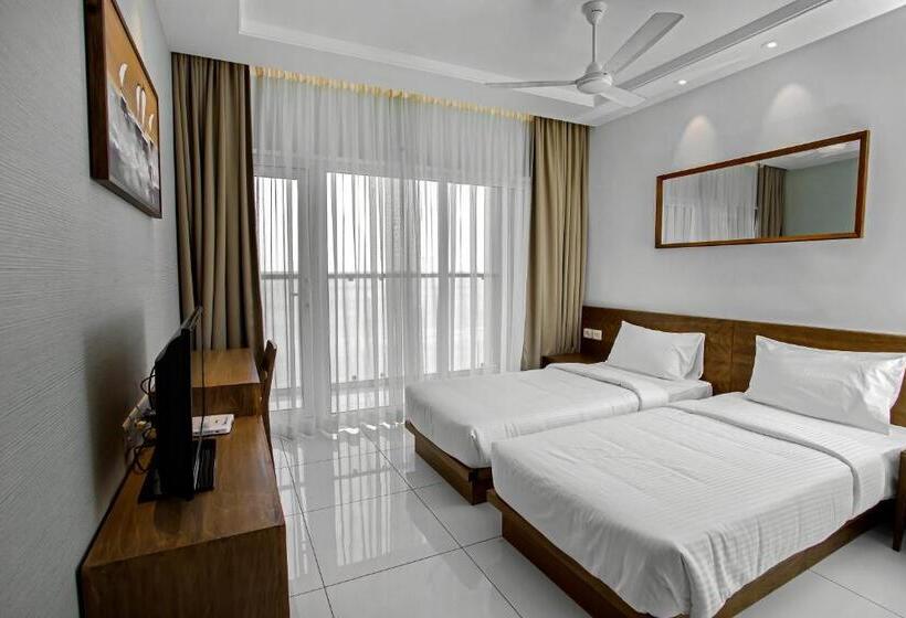 Suite with lake view, Kent Baywatch Suites