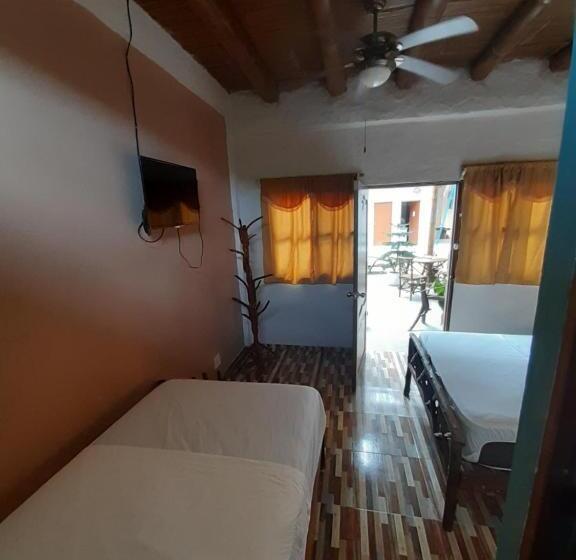 חדר סטנדרט לשלושה עם נוף לבריכה, Weekendhostal