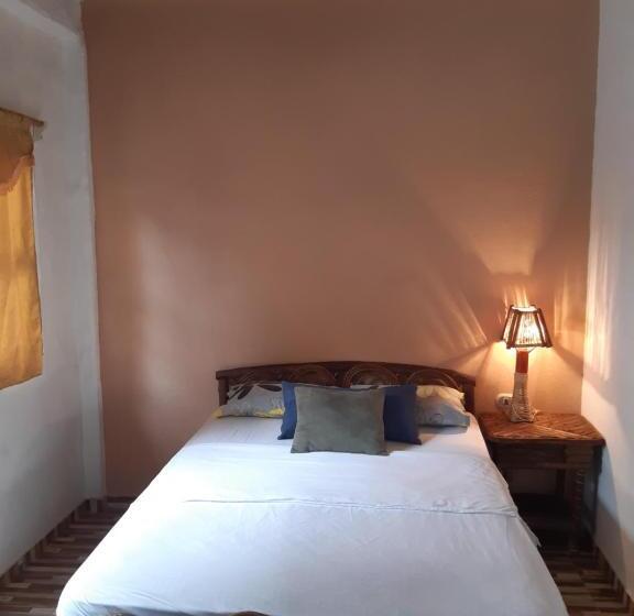 Трехместный Номер Стандарт Вид на Бассейн, Weekendhostal