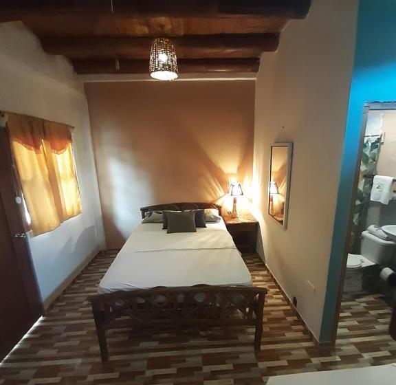 חדר סטנדרט לשלושה עם נוף לבריכה, Weekendhostal