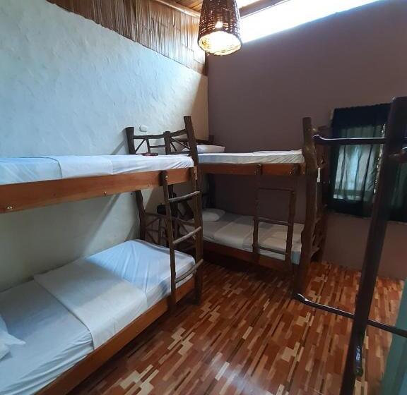 חדר לארבעה סטנדרטי עם מרפסת, Weekendhostal