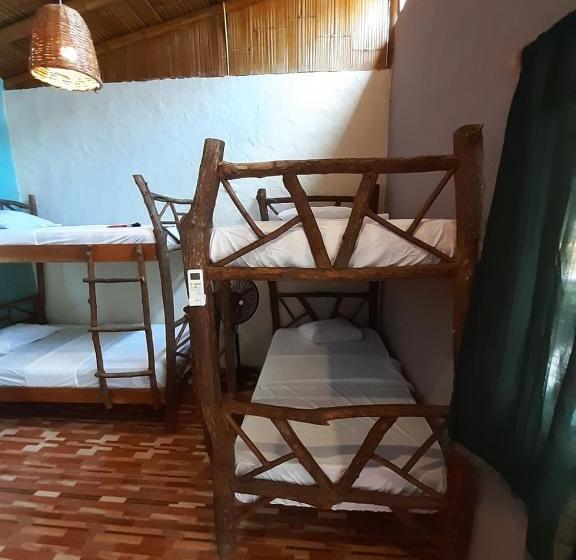 Четырехместный Номер Стандарт с Балконом, Weekendhostal