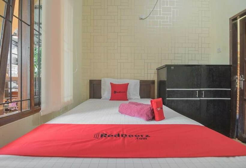 Номер Стандарт, Reddoorz Near Sepinggan Airport Balikpapan 2