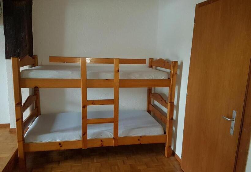 Номер Стандарт Четырехместный Совместный Санузел, Auberge De La Couronne