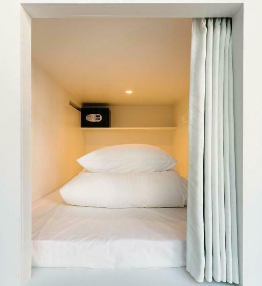 Кровать в Общей Комнате, Manga Art Hotel, Tokyo