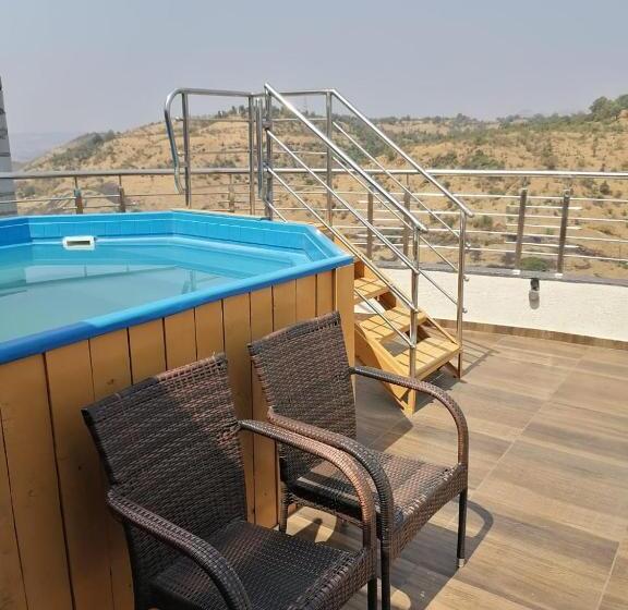 Люкс с Террасой, Pooja Villa Suites Rooms And Pool, Igatpuri