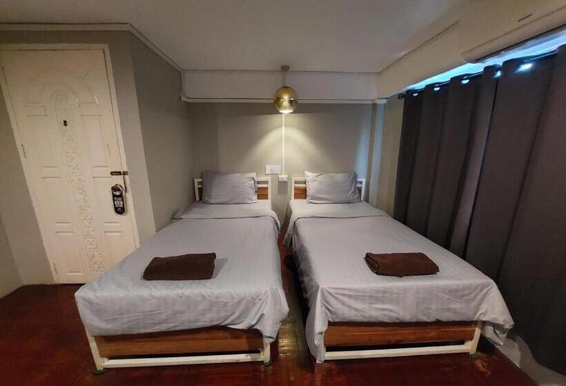 Номер Стандарт Совместная Ванная, You Empire Hostel & Bar