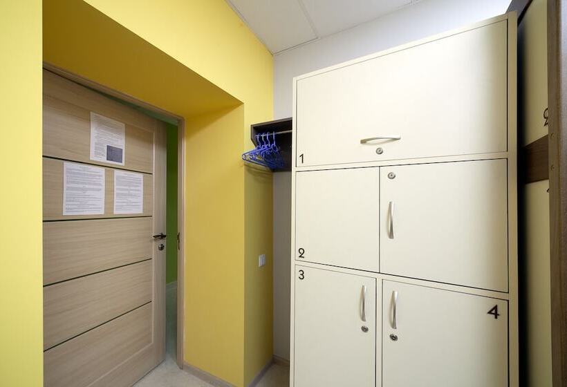 تختخواب در اتاق مشترک, Ostriv Hostel
