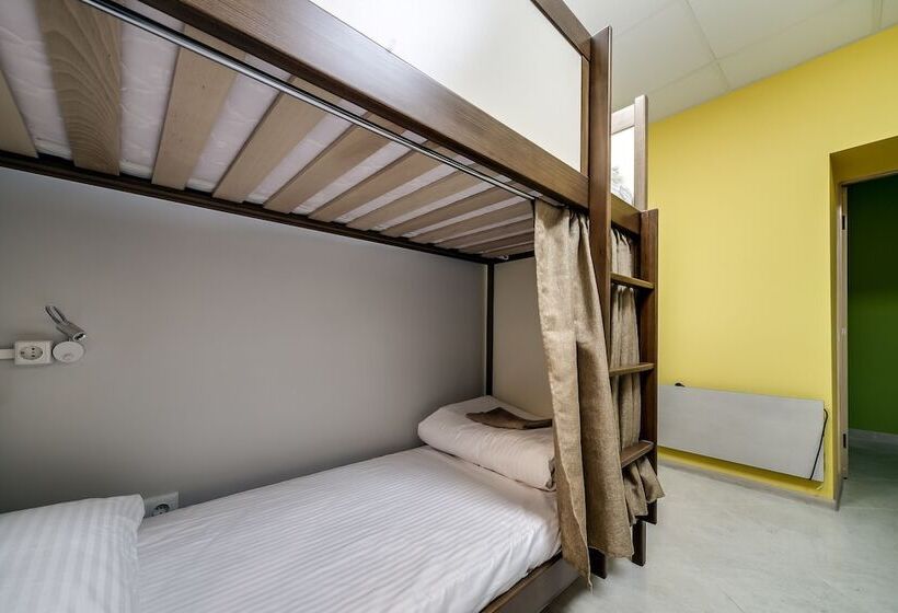 تختخواب در اتاق مشترک, Ostriv Hostel