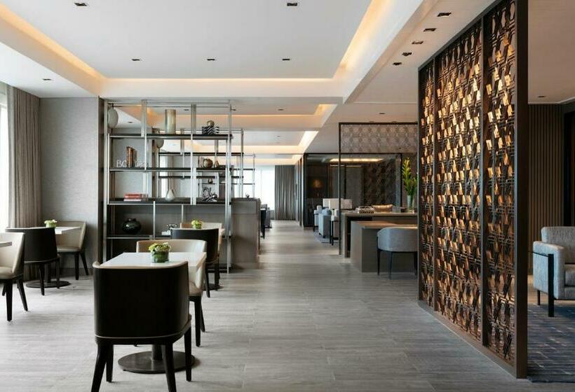 اتاق اجرایی با تخت بزرگ, Clark Marriott