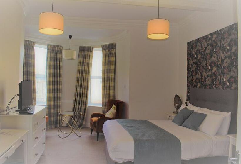 수피리어 스튜디오, Tom Dick And Harriet S Accommodation