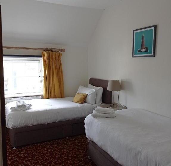 패밀리 룸, Tom Dick And Harriet S Accommodation