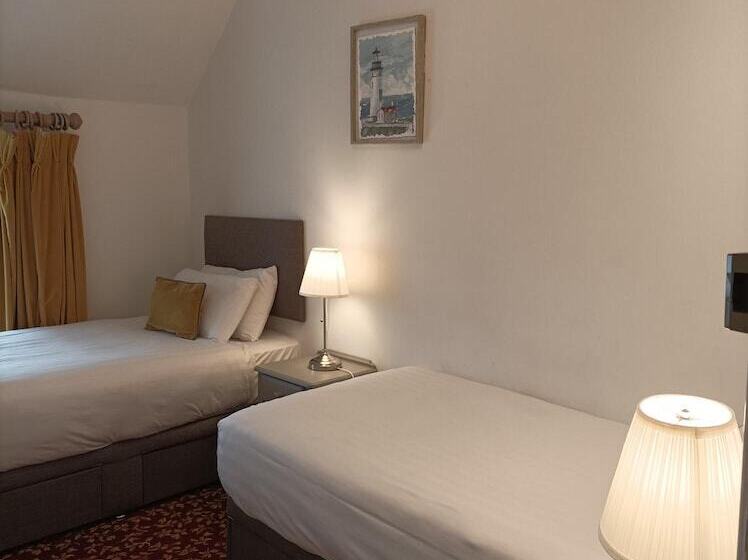 패밀리 룸, Tom Dick And Harriet S Accommodation