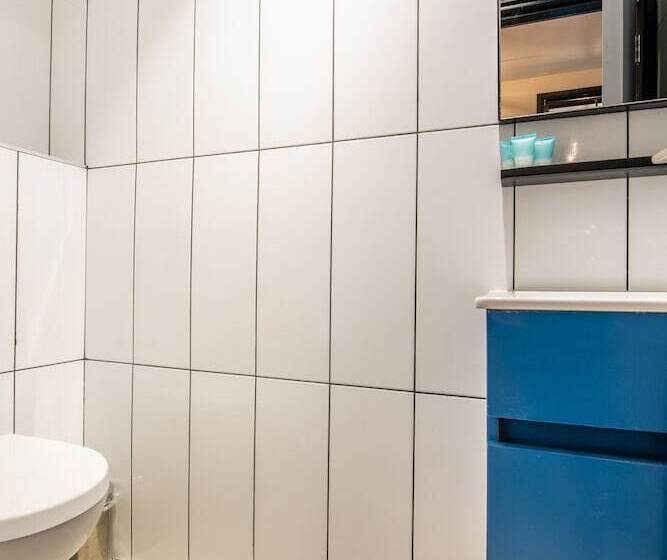 חדר משפחתי, The Spot Hostel
