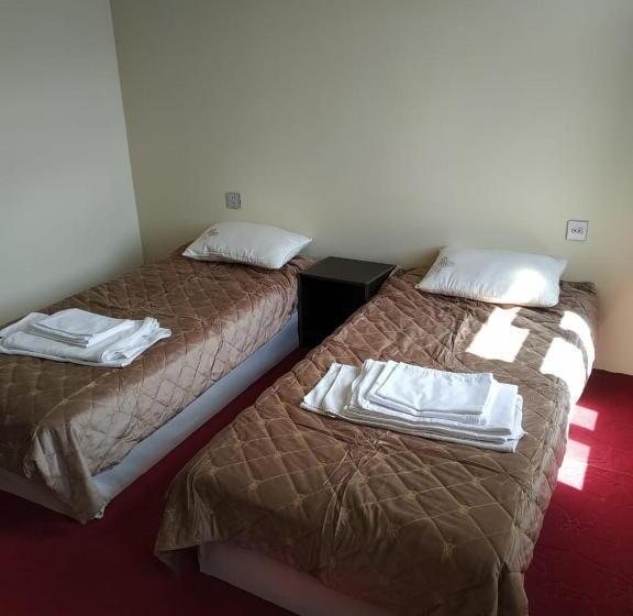 اتاق اکونومی, Hostel One