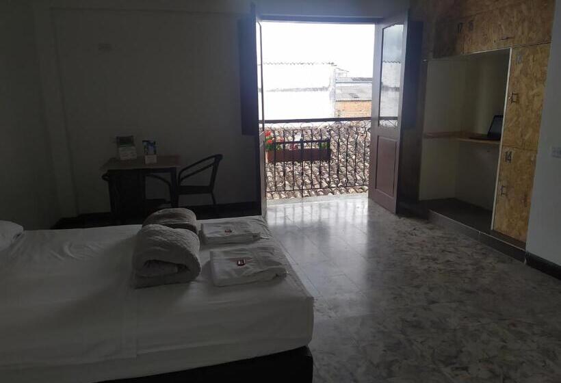 اتاق لوکس با بالکن, Les Balcons Hostel