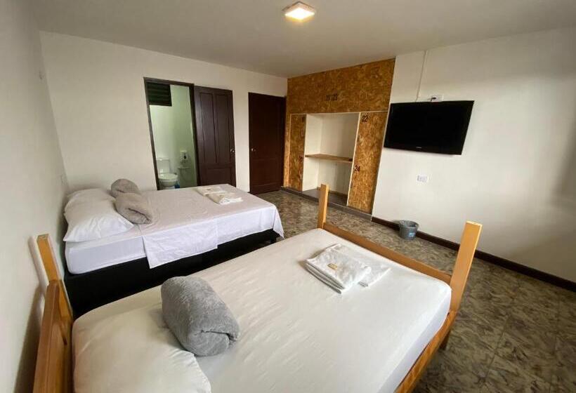 اتاق استاندارد سه تخته با بالکن, Les Balcons Hostel