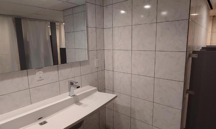 سرير فى غرفة مشتركة مزودة بحمام مشترك, U Street Capsule Hostel
